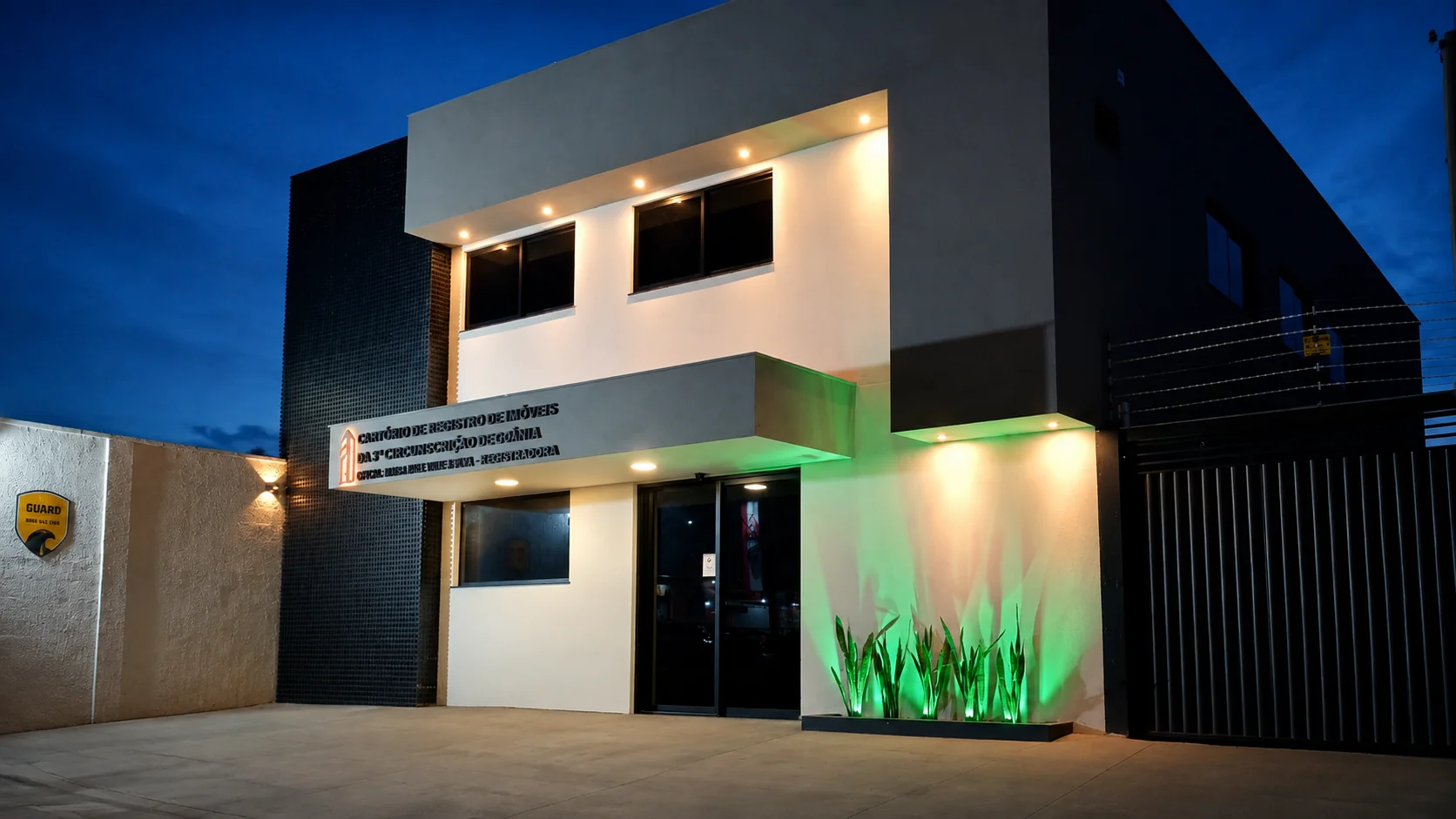 Fachada do Cartório de Registro de Imóveis da 3ª Circunscrição de Goiânia à noite